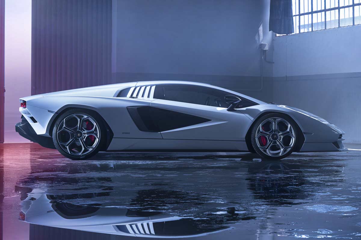 Nuova Lamborghini Countach LPI 800-4 fiancata